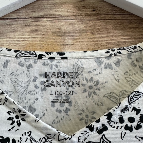 Harper Canyon White Black Floral Woven Short Sleeve Top Size Large 10/12 NWT - Picture 5 of 6